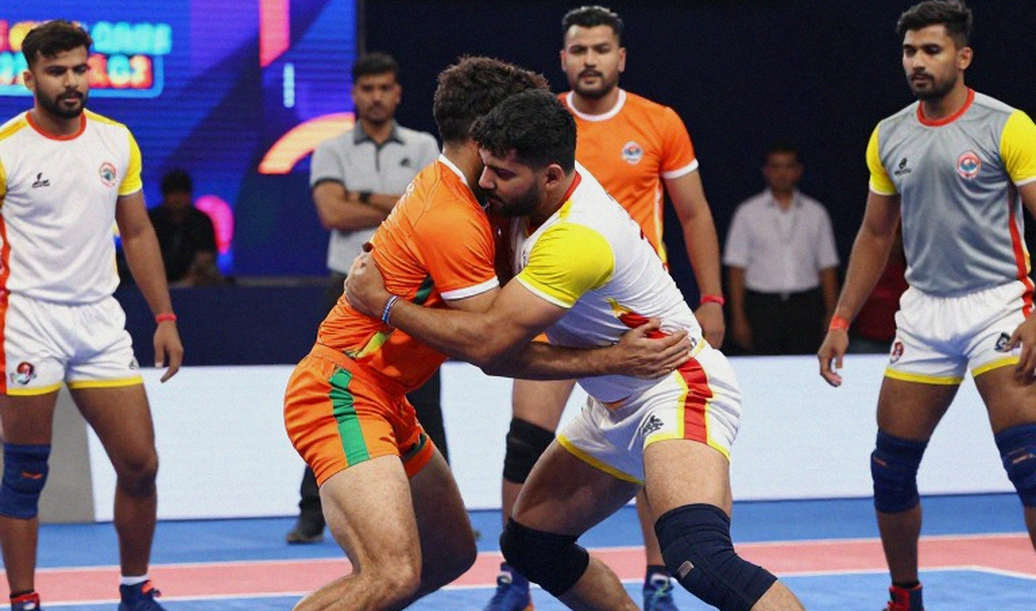 अहमदाबाद में पहले दिन 380 अंक बने, फिर भी तीन टीमें बिना एक रेड किए तीसरे-चौथे स्थान पर